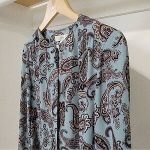 LOFT BEAUTIFUL BLUE PAISLEY BLOUSE SOPHISTICATED DRESSED UP OR WITH JEANS